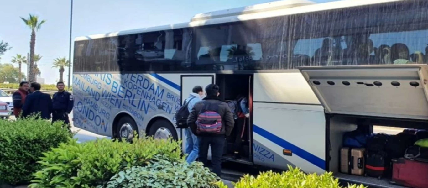 Πίσω στην Τουρκία οι επιβάτες του «Ελ. Βενιζέλου» που είχαν τεθεί σε καραντίνα (φώτο)